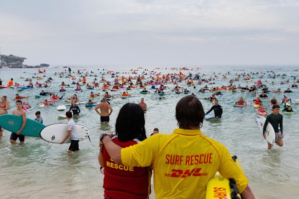 Juan Pablo e Lorena Antic contemplam a praia de Bondi.