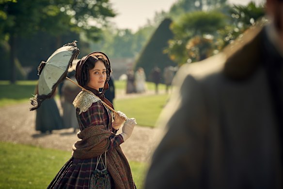 Ella Purnell em Belgravia, ambientada no início do século XIX.