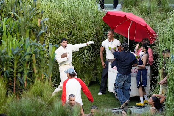 De acordo com fontes da indústria musical, o diretor criativo australiano Julio Himede foi o responsável pela extraordinária cenografia.