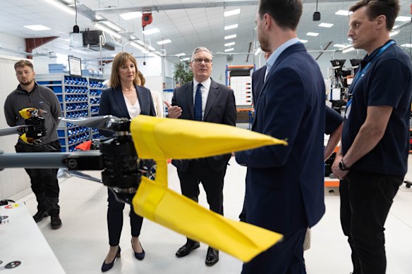 Keir Starmer e la cancelliera Rachel Reeves durante una visita alla Malloy Aeronautics nel Berkshire martedì.