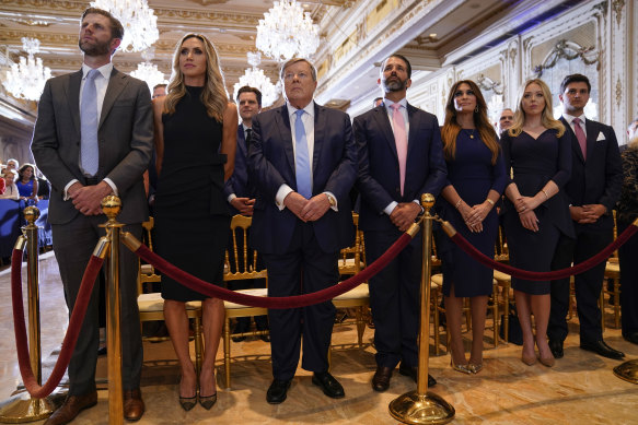 Donald Trump konuşurken soldan sağa, Eric Trump, eşi Lara, Victor Knavs, Donald Trump jnr, Kimberly Guilfoyle, Tiffany Trump ve kocası Michael Boulos dinliyor.