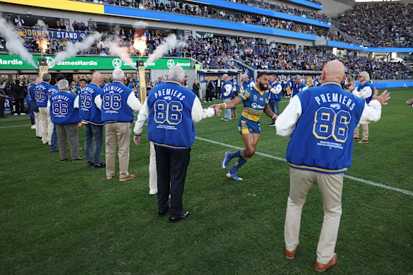 Members of Parramatta’s 1986 premiership team cheer the Eels onto the field.