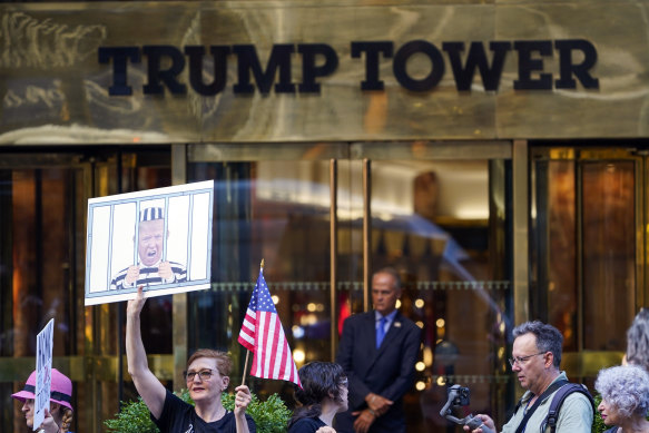 I manifestanti davanti alla Trump Tower a New York dopo che la sua casa di Mar-a-Lago è stata perquisita.