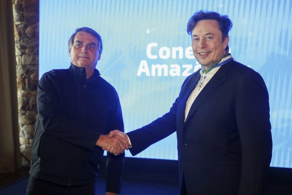 Brezilya'nın o zamanki Başkanı Jair Bolsonaro (solda) ve Tesla ve SpaceX CEO'su Elon Musk, geçen yıl Brezilya'nın Porto Feliz kentinde düzenlenen bir toplantıda el sıkışıyor.