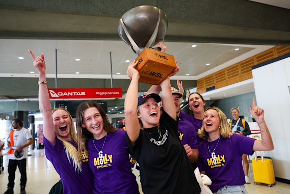 Picklum with fans at Sydney Airport after winning the world surfing title. 