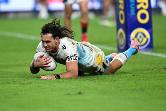 Tino Fa’asuamaleaui scores for the Gold Coast Titans against the Sydney Roosters.