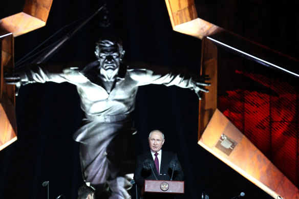 Putin delivers a speech to mark the 80th anniversary of the WWII victory in the Battle of Kursk .