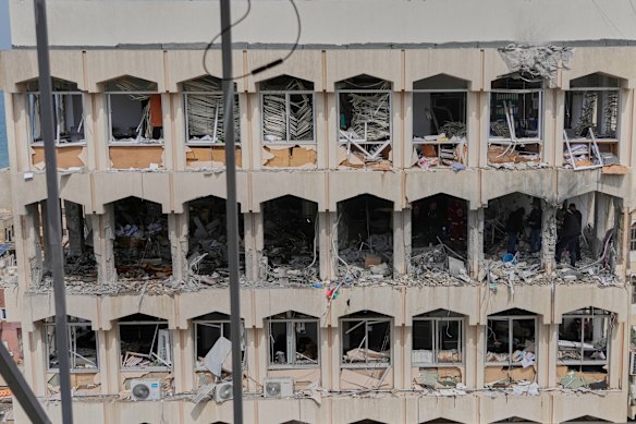 عمال الإنقاذ وضباط الأمن يتفقدون الأضرار.