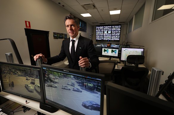 El alcalde Nick Reece en la sala de control de cámaras CCTV de la ciudad de Melbourne, que el consejo utiliza para procesar a los grafiteros. 