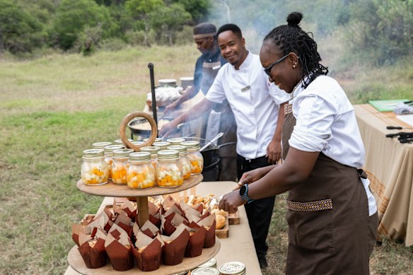 Café da manhã preparado no estilo boma durante um safári ao nascer do sol.
