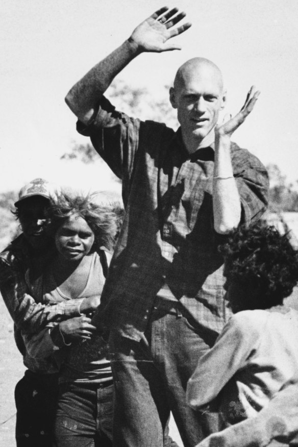 Peter Garrett with Warakurna youngsters in July 1986. 