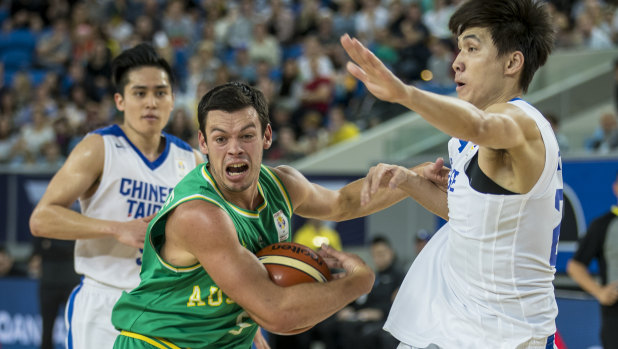 Cutting a dash: Boomers guard Jason Cadee on his way to the basket pushes off against Chinese Taipei’s Po-Hsun Chou.