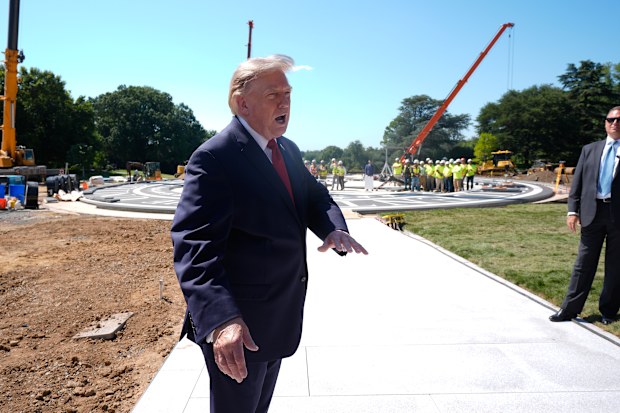 ABD Başkanı Donald Trump Beyaz Saray önünde konuşuyor