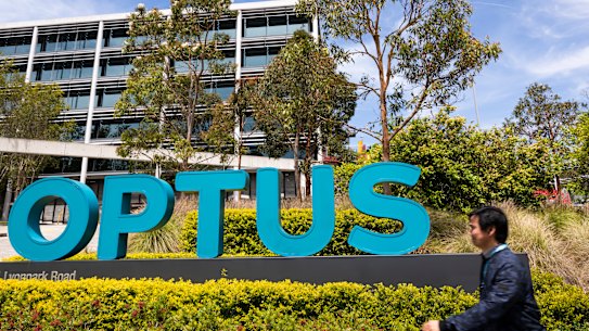 The under-fire telco is offering free data to disgruntled customers - but some commentators say it needs to do more.