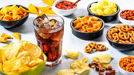 Las patatas fritas y las bebidas carbonatadas se encuentran entre los alimentos altamente procesados ​​relacionados con la demencia.