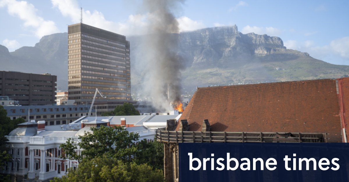 Petugas pemadam kebakaran memadamkan api di gedung Parlemen di Cape Town
