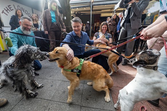 Premier Ben Carroll at the London Tavern in Richmond making an announcement about opening hours and allowing dogs in pubs.