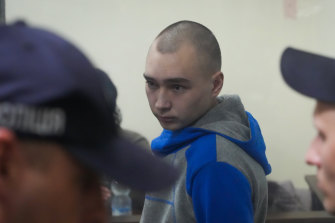 Rus ordusu Çavuş Vadim Shishimarin, Kiev'deki savaş suçları davası sırasında görülüyor.