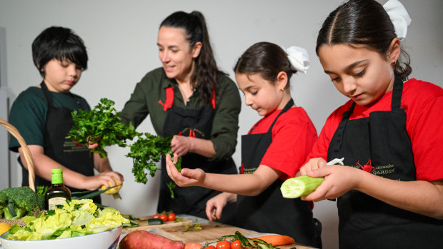 Fraser McAslan, Carolyn Toma and Mariam Toma with Stephanie Alexander Kitchen Garden Foundation educator Belinda Nowakowski.