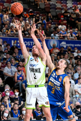 Cam Gliddon shoots in the Phoenix’s clash with the Bullets earlier in the season.
