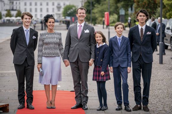 Prenses Marie ve Prens Joachim, yakında rütbeleri düşürülecek olan çocukları Prens Felix, Prenses Athena, Prens Henrik ve Prens Nikolai ile Eylül ayında.