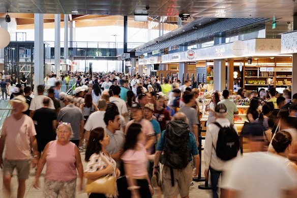 No domingo, o novo mercado de peixe está cheio de visitantes.