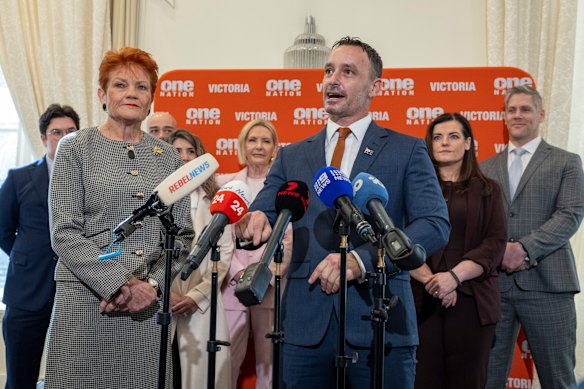 One Nation laader Pauline Hanson, state president Warren Pickering and other party candidates on Monday.