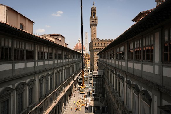 The Uffizi recently celebrated the dismantling of an unsightly crane that had loomed over it for nearly two decades.