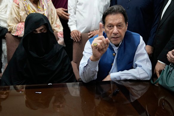 Imran Khan com sua esposa Bushra Bibi, falando à mídia no Tribunal Superior de Lahore em 2023.