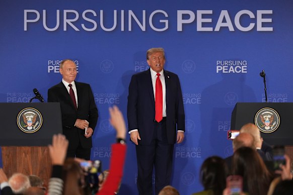 Putin dan Trump pada konferensi pers bersama di Anchorage, Alaska. 