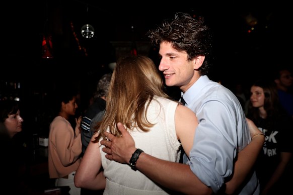 Il candidato democratico al Congresso Jack Schlossberg saluta i sostenitori durante una festa di sorveglianza notturna delle elezioni.