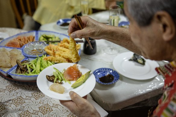 Os convidados se servem.