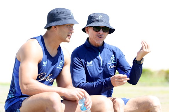 Les Kiss speaks to Joseph-Aukuso Suaalii during a Wallabies training session.