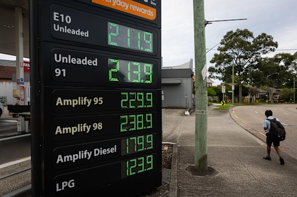 Los precios subieron por encima de los 2 dólares el lunes y se espera que sigan subiendo. 