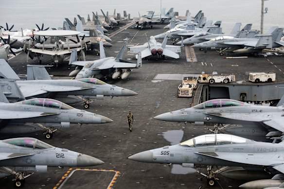 Jatos de combate na cabine de comando do USS Abraham Lincoln.