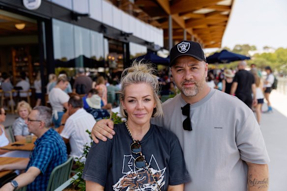 Os residentes de Penrith, Stacy Carr e Mark Del Villar, visitam o mercado de peixe no domingo.