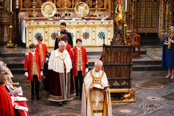 Kral Charles III, Westminster Abbey'deki taç giyme törenine katılır, Scond, arkasında Onur Sayfaları Prens George'u bıraktı.