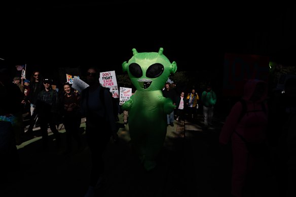 Manifestantes fantasiados surgiram com maior destaque este ano em Portland, Oregon.