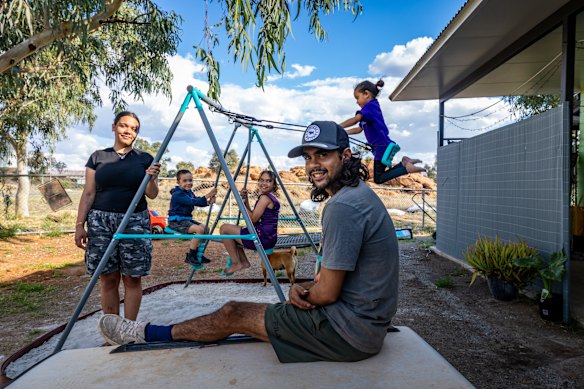 Local family from Hoppy’s town camp, Issaha Forbes with wife Louise and children Tahlaiyah, Zakiyah and Zayne.
