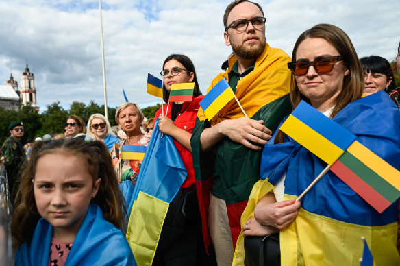 Volodymyr Zelensky Vilnius'ta konuşurken insanlar ellerinde Ukrayna bayrakları taşıyordu. 