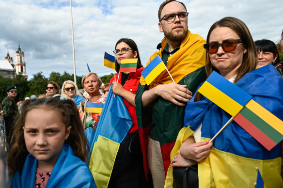 People held Ukrainian flags as Zelensky spoke in Vilnius. 