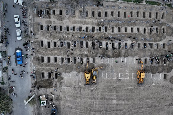 Graves está preparado para as vítimas, a maioria crianças, do que as autoridades iranianas disseram ter sido um ataque israelense-americano em 28 de fevereiro em uma escola primária para meninas em Minab, no Irã.