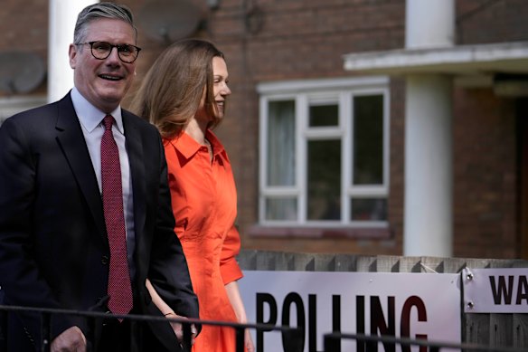 Keir Starmer e sua esposa, Victoria, chegam a uma assembleia de voto para votar em Londres nas eleições do ano passado.