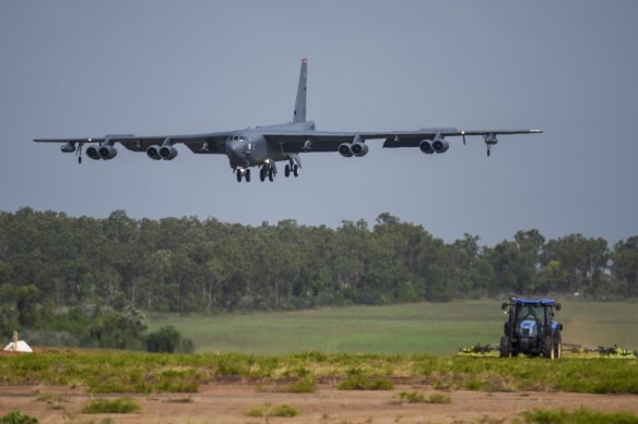 Bir USAF B-52, 2018'de Darwin'deki bir RAAF Üssü'nde Lightning Focus egzersizi sırasında iniyor.
