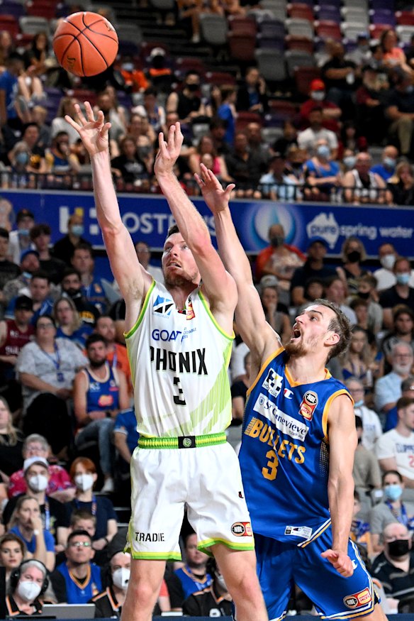 Cam Gliddon shoots in the Phoenix’s clash with the Bullets earlier in the season.