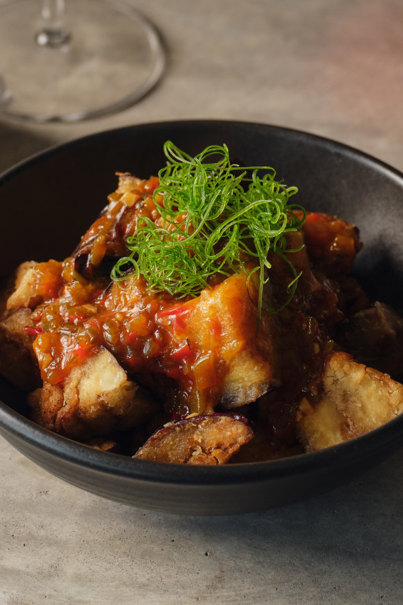 Crisp eggplant in spicy fermented bean paste.