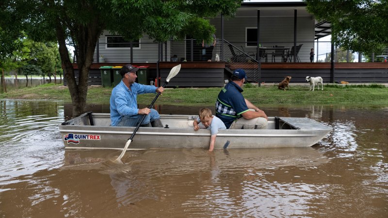 ‘Whole town has gone into panic’: Forbes locals brace for rising floodwaters