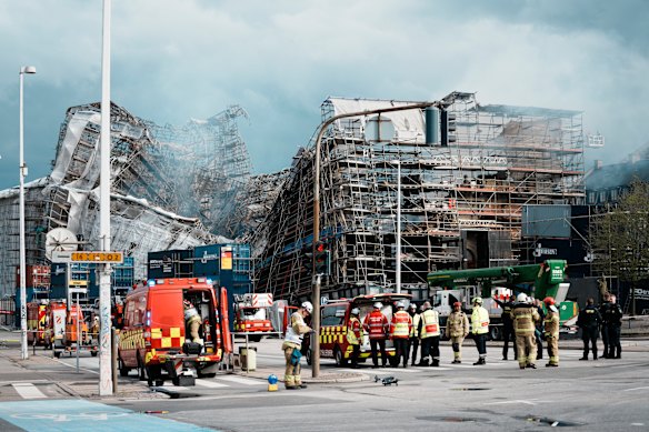 The outer wall of the Stock Exchange has collapsed towards Boersgade, Copenhagen. A fire raged through one of Copenhagen’s oldest buildings on Tuesday, causing the collapse of the iconic spire of the 17th-century Old Stock Exchange as passersby rushed to help emergency services save priceless paintings and other valuables.
