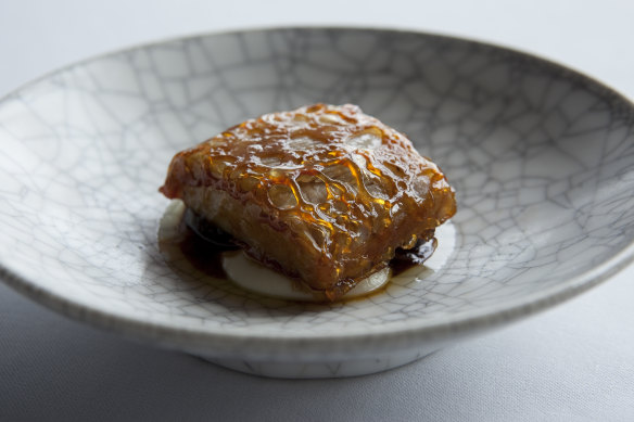 Slow-braised, jelly-soft pig jowl with maltose crackling.