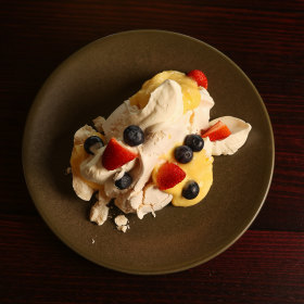 Sea salt meringue with lemon curd. 